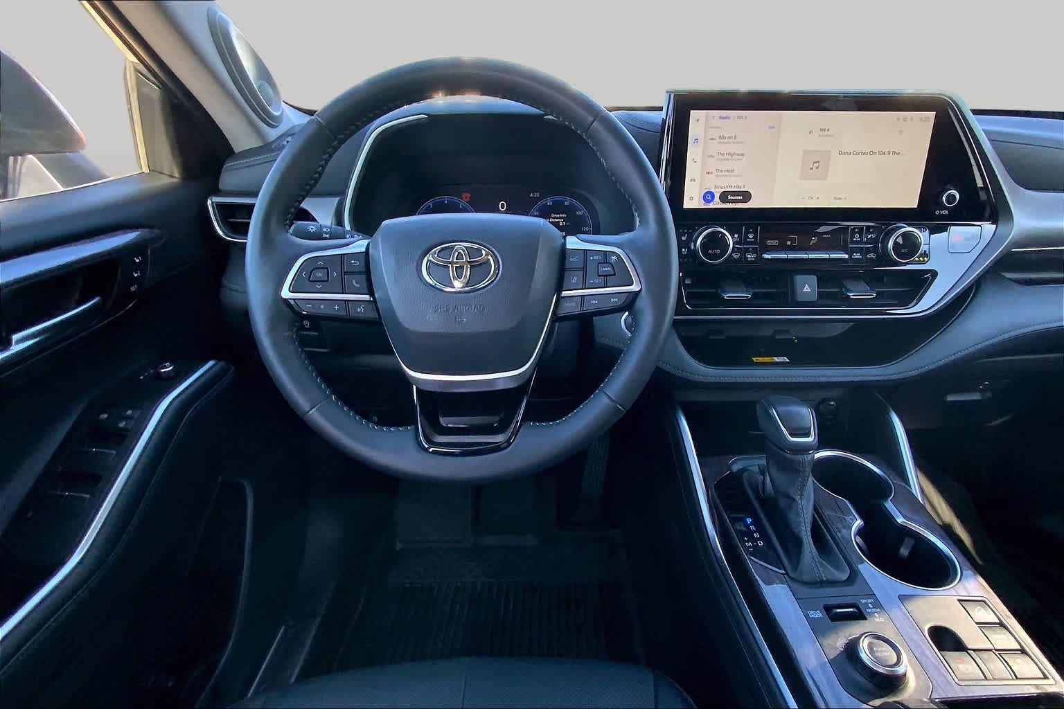Used 2025 Toyota Highlander Limited AWD/4WD image 6