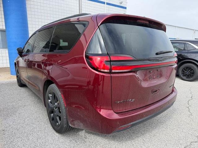 Used 2023 Chrysler Pacifica Limited w/ S Appearance Package image 3