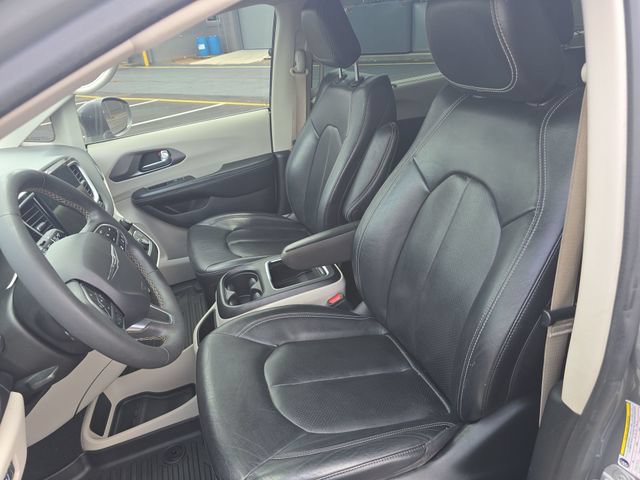 Used 2022 Chrysler Pacifica Touring-L FWD image 11