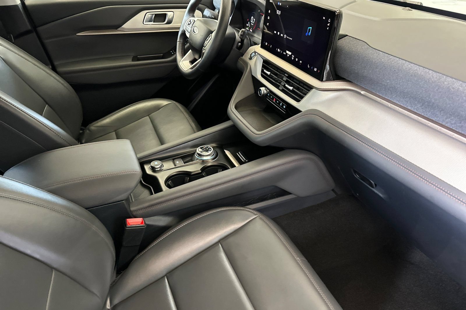 Certified 2025 Ford Explorer Active w/ Active Comfort Package AWD/4WD image 17