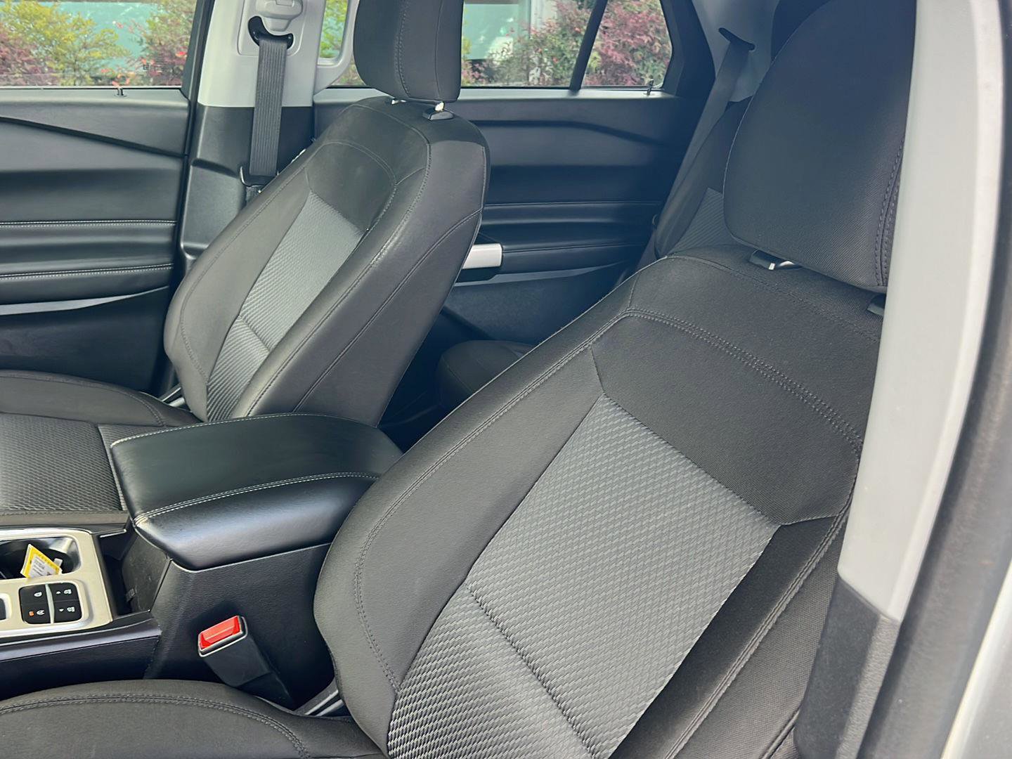 Certified 2024 Ford Explorer XLT image 30