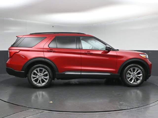 Certified 2024 Ford Explorer XLT w/ Equipment Group 202A AWD/4WD image 8