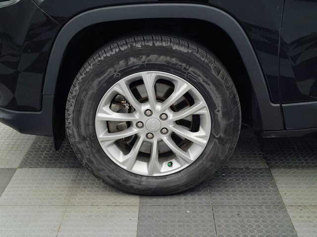 Used 2019 Jeep Cherokee Latitude w/ Cold Weather Group AWD/4WD image 12