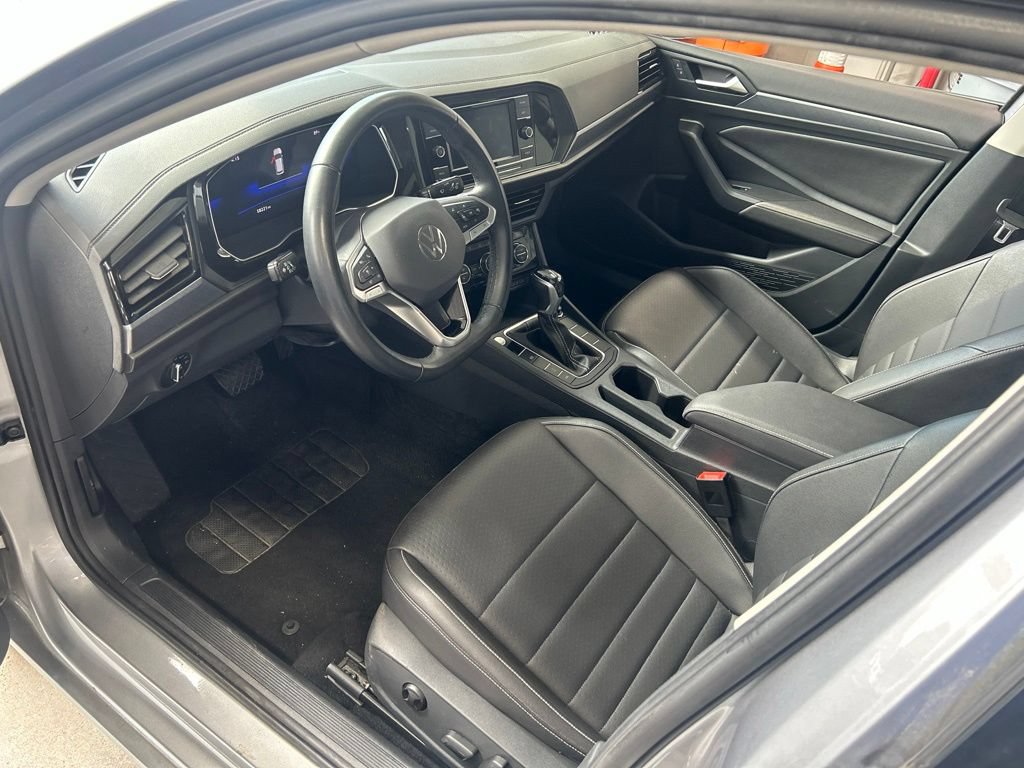 Used 2024 Volkswagen Jetta SE FWD image 3