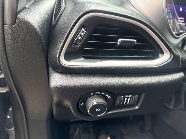 Used 2020 Chrysler Pacifica Touring-L Plus FWD image 13