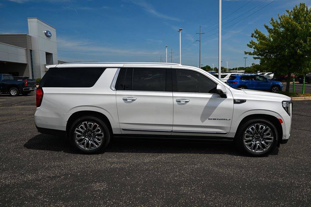 Used 2023 GMC Yukon XL Denali Ultimate AWD/4WD image 3