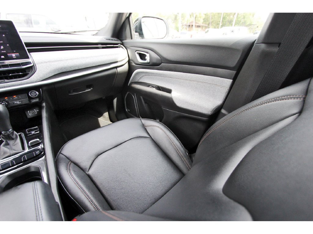 Used 2024 Jeep Compass Latitude w/ Sun and Sound Group AWD/4WD image 12