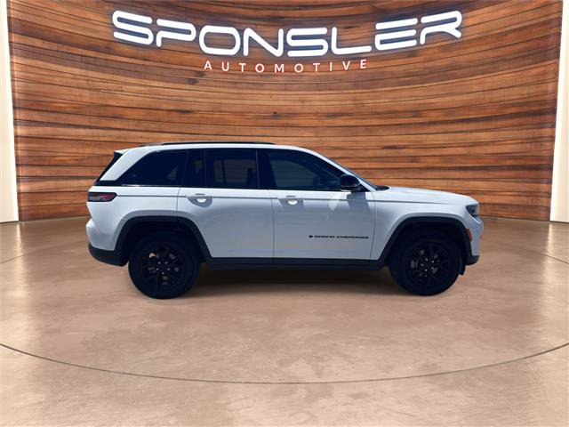 Used 2025 Jeep Grand Cherokee Altitude AWD/4WD image 8