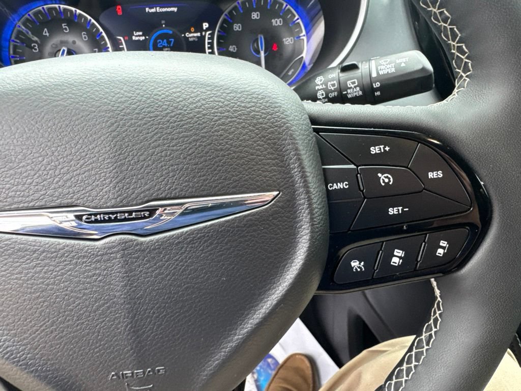Used 2025 Chrysler Pacifica Limited FWD image 16