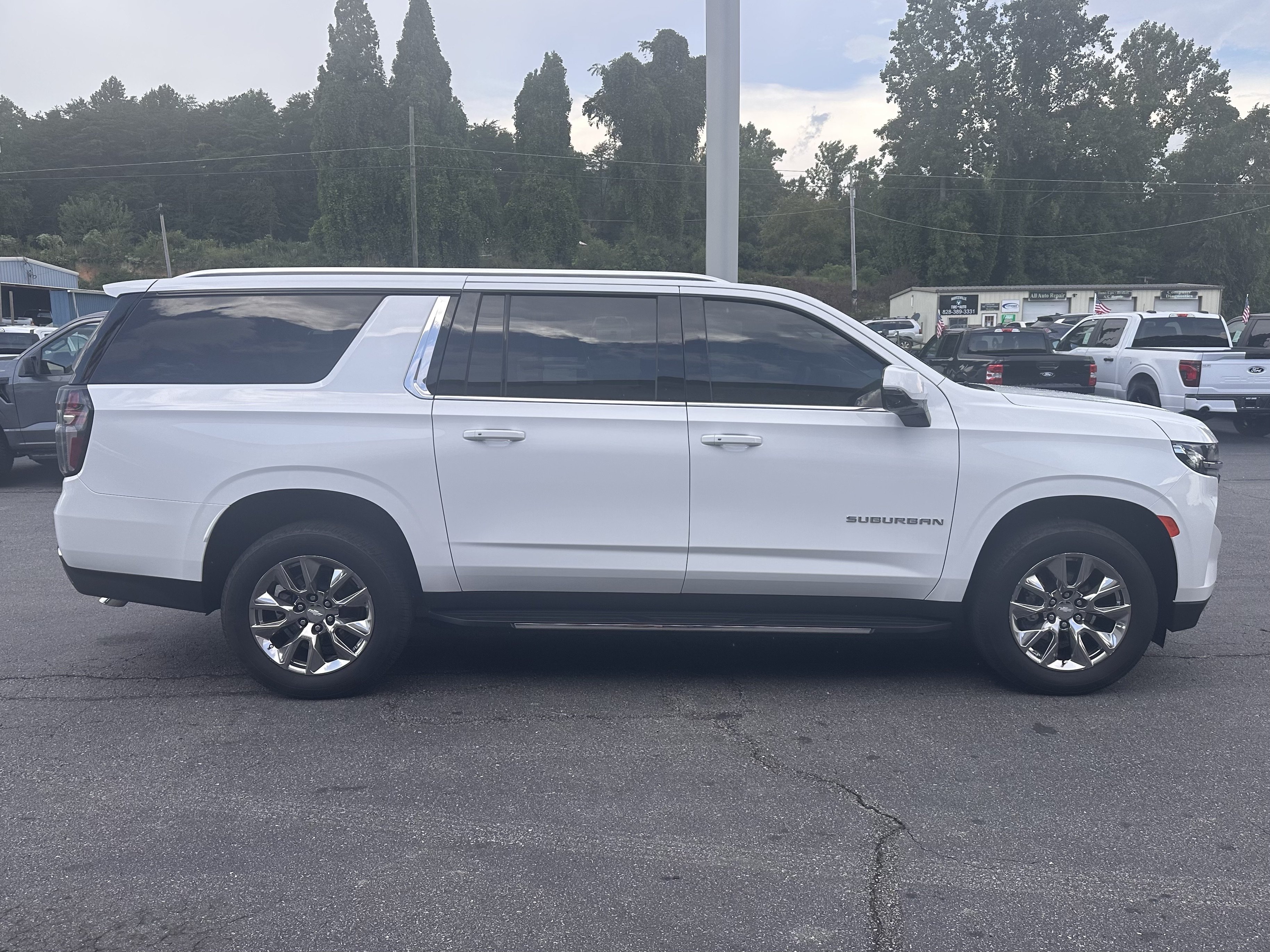 Used 2022 Chevrolet Suburban LT w/ LT Signature Package AWD/4WD image 5