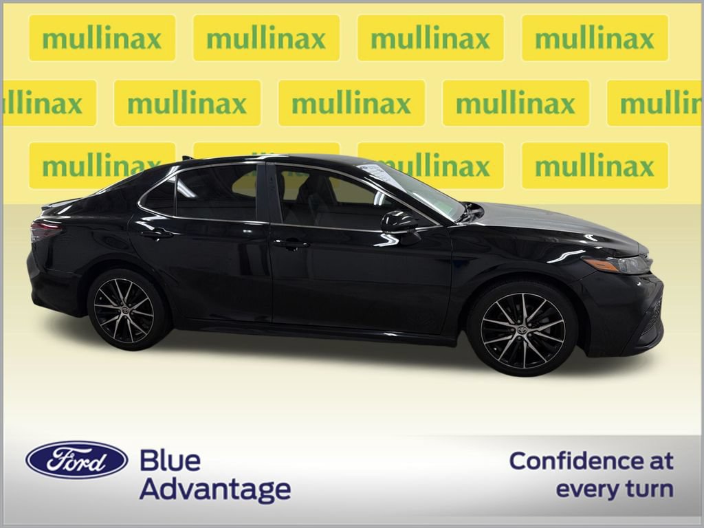 Used 2022 Toyota Camry SE FWD image 2