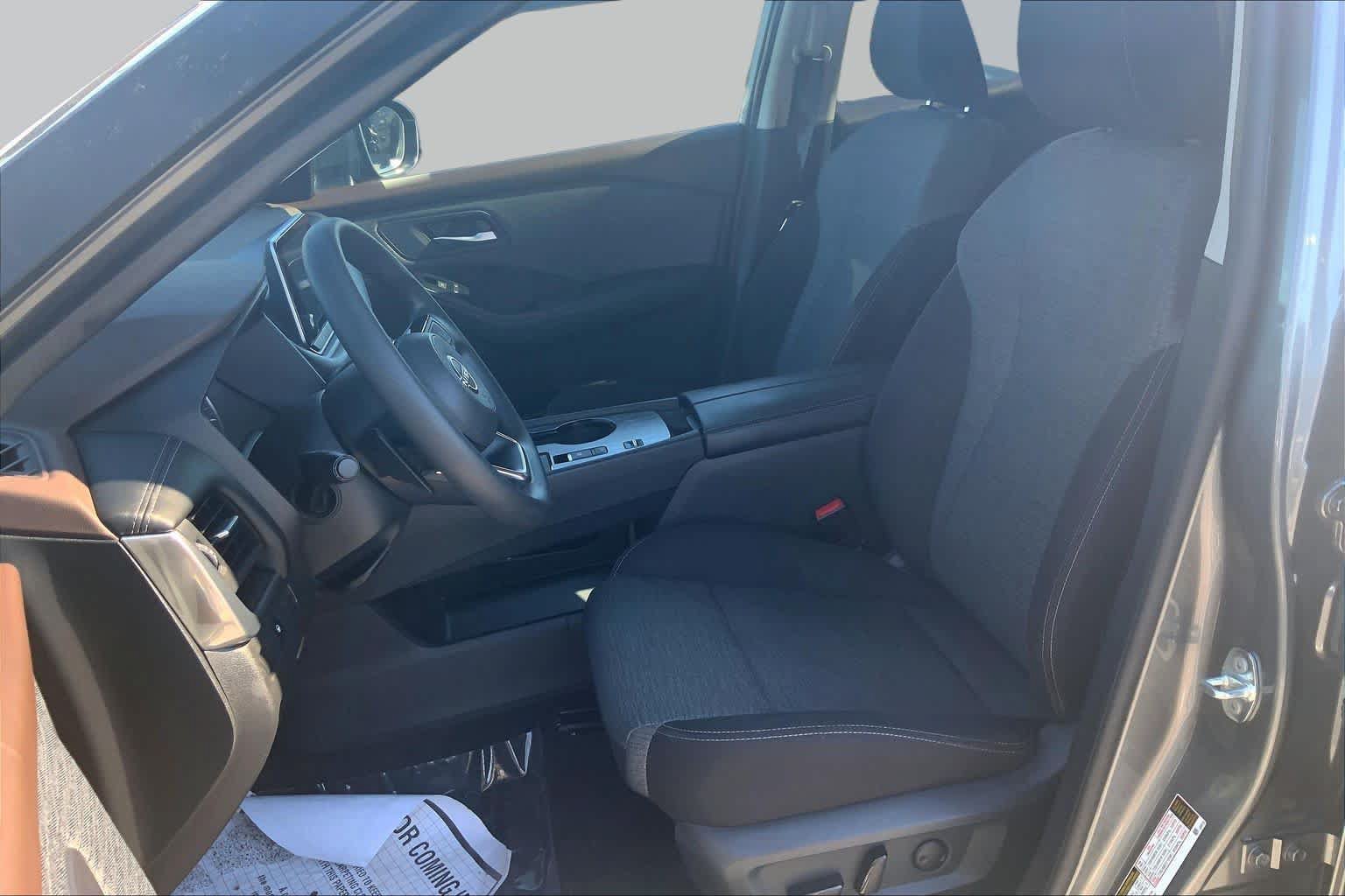 Used 2023 Nissan Rogue SV FWD image 8