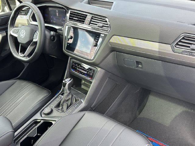 Used 2023 Volkswagen Tiguan SE AWD/4WD image 8
