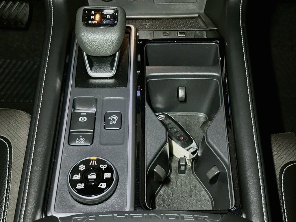 Used 2023 Nissan Pathfinder SL AWD/4WD image 16