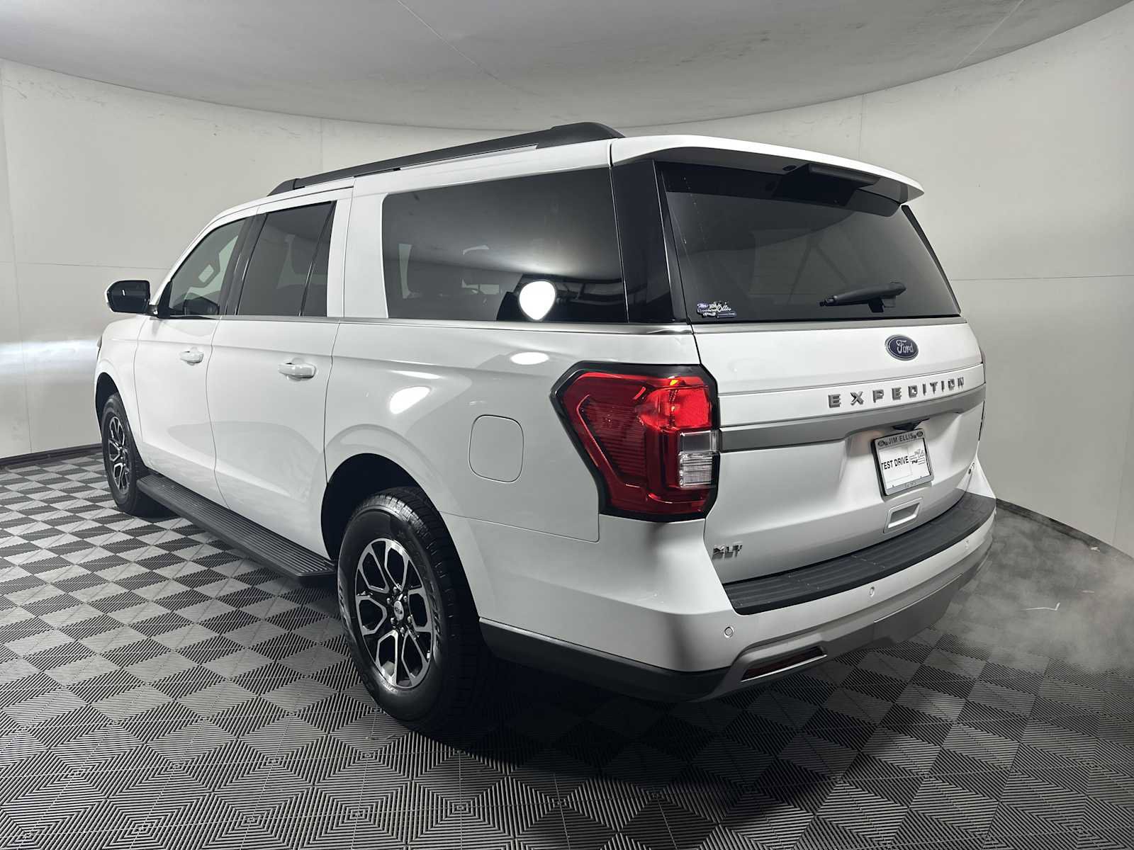 Certified 2024 Ford Expedition Max XLT image 3