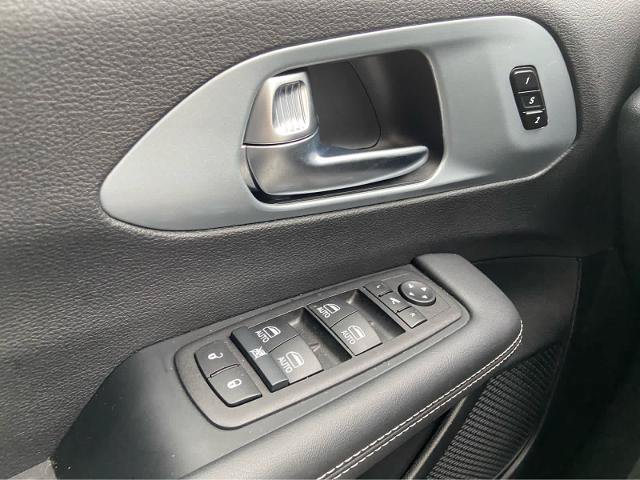 Used 2026 Chrysler Pacifica Limited FWD image 30