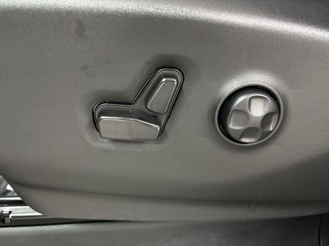 Used 2023 Chrysler Pacifica Touring-L image 4