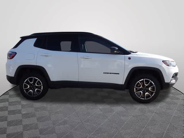 Used 2025 Jeep Compass Trailhawk AWD/4WD image 4