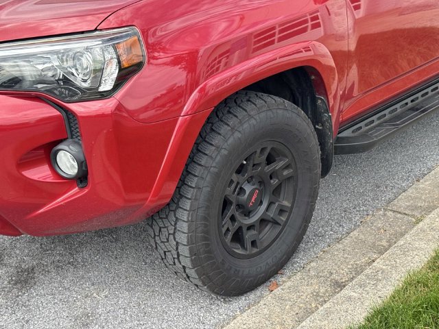 Used 2018 Toyota 4Runner SR5 AWD/4WD image 10