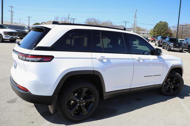 Used 2022 Jeep Grand Cherokee Altitude AWD/4WD image 8
