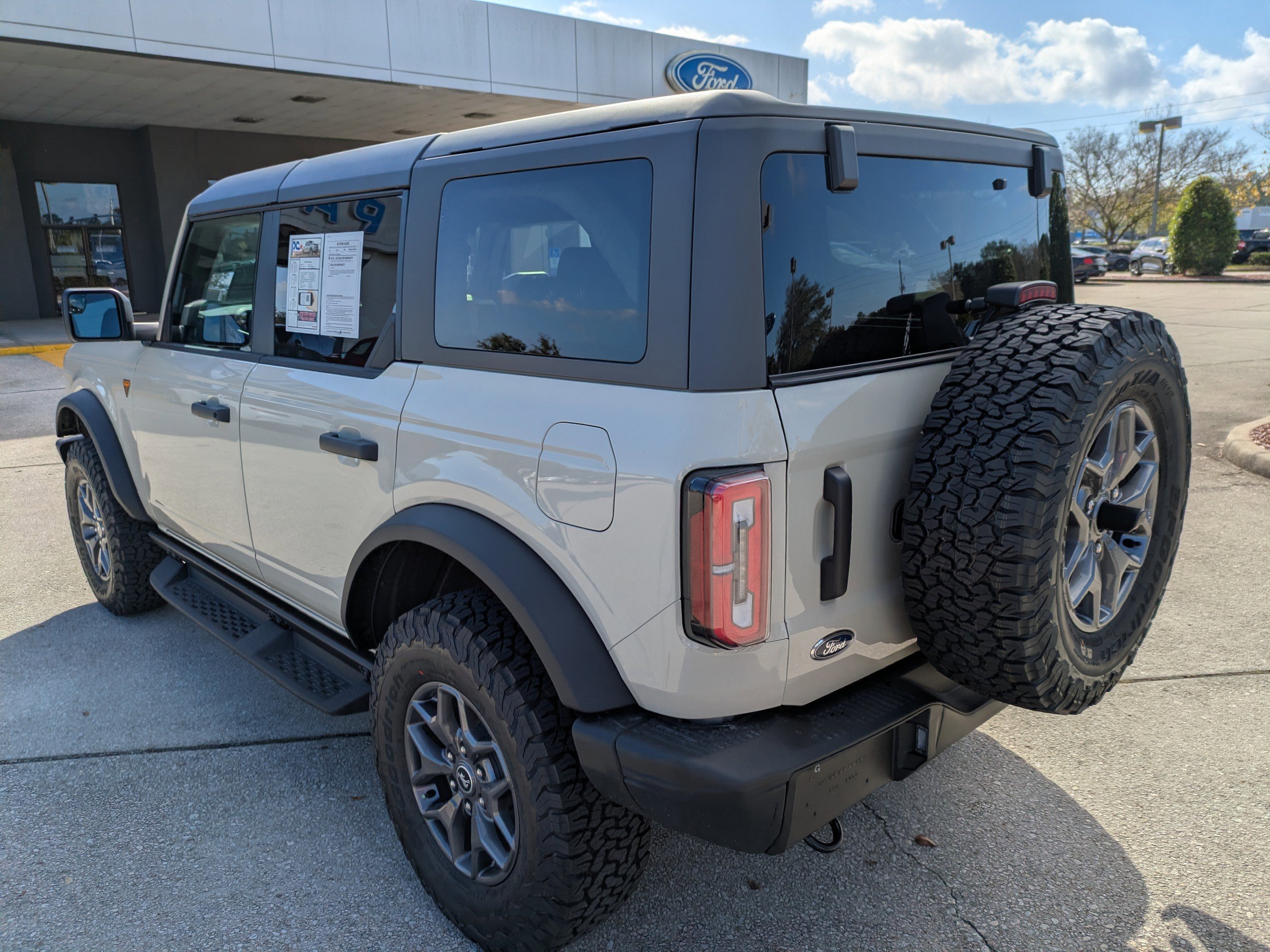 Certified 2025 Ford Bronco Badlands image 3