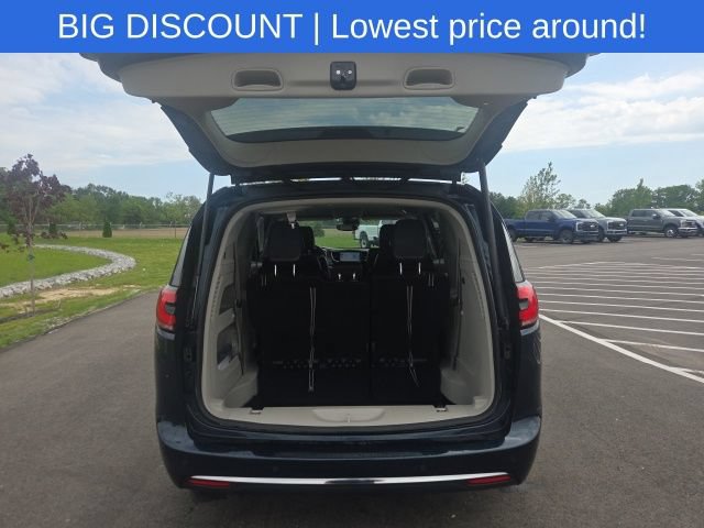 Used 2023 Chrysler Pacifica Touring-L FWD image 11