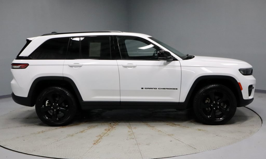 Used 2024 Jeep Grand Cherokee Altitude AWD/4WD image 12