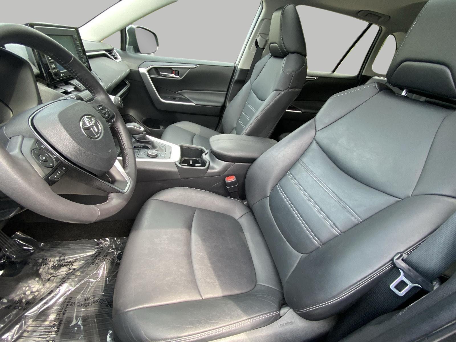 Used 2022 Toyota RAV4 XLE Premium AWD/4WD image 15