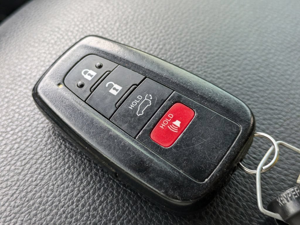 Used 2022 Toyota RAV4 XLE w/ Convenience Package FWD image 29