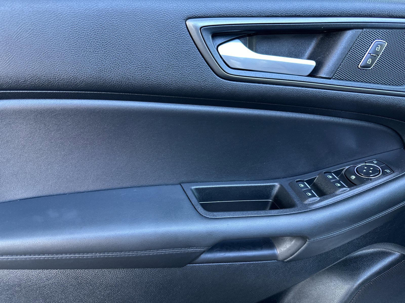 Certified 2024 Ford Edge SE w/ Black Appearance Package image 11