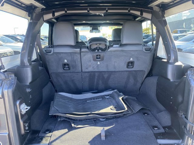 Used 2025 Jeep Wrangler Unlimited Sahara w/ Safety Group AWD/4WD image 10