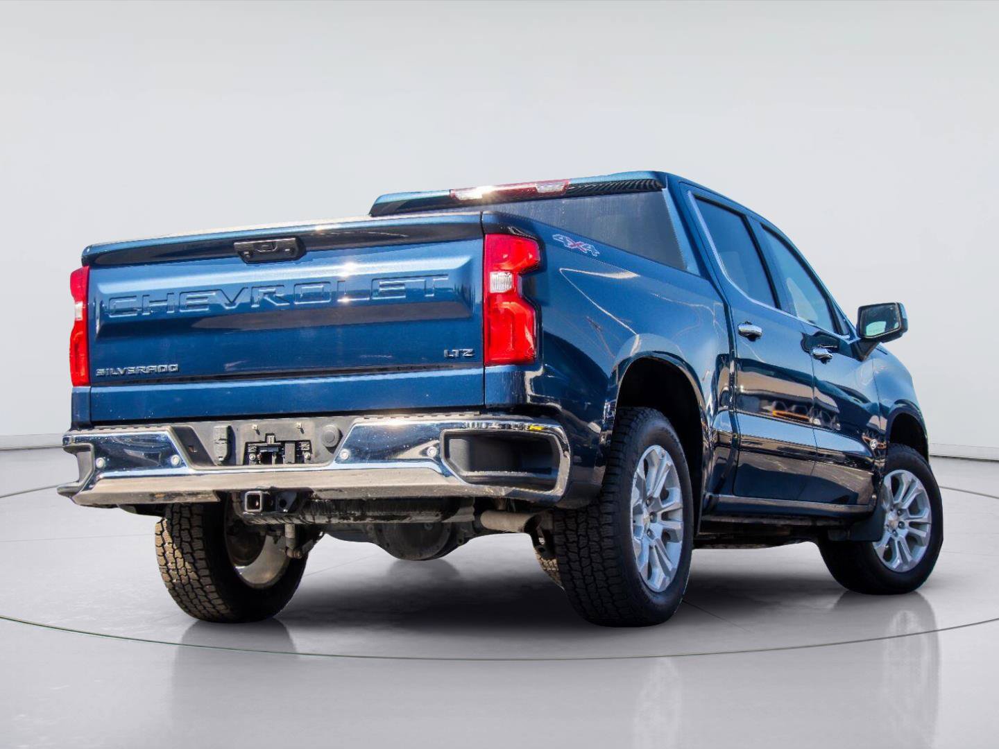 Used 2023 Chevrolet Silverado 1500 LTZ AWD/4WD image 3