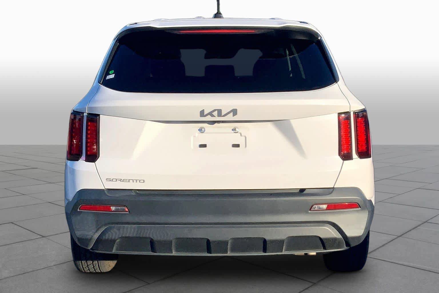 Used 2023 Kia Sorento LX FWD image 5