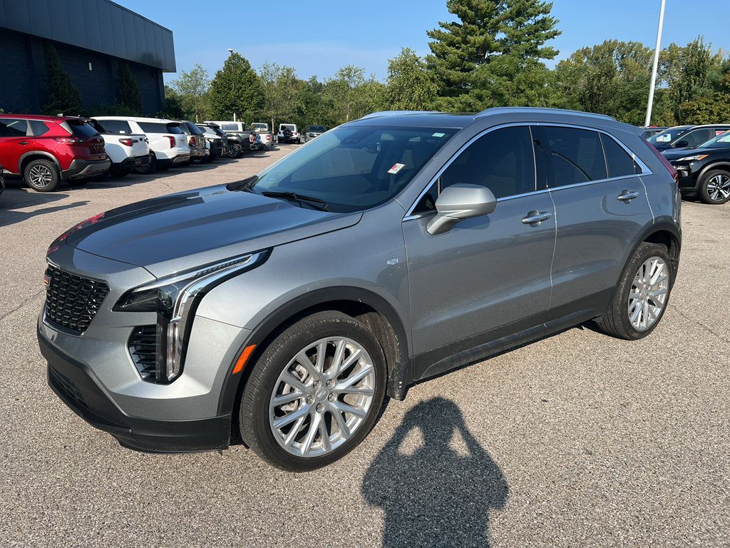 Used 2023 Cadillac XT4 Luxury w/ Cold Weather Package FWD image 3
