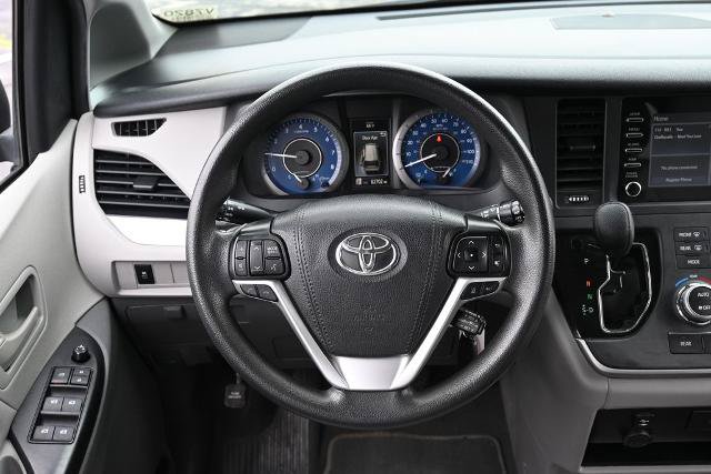 Used 2020 Toyota Sienna L FWD image 28
