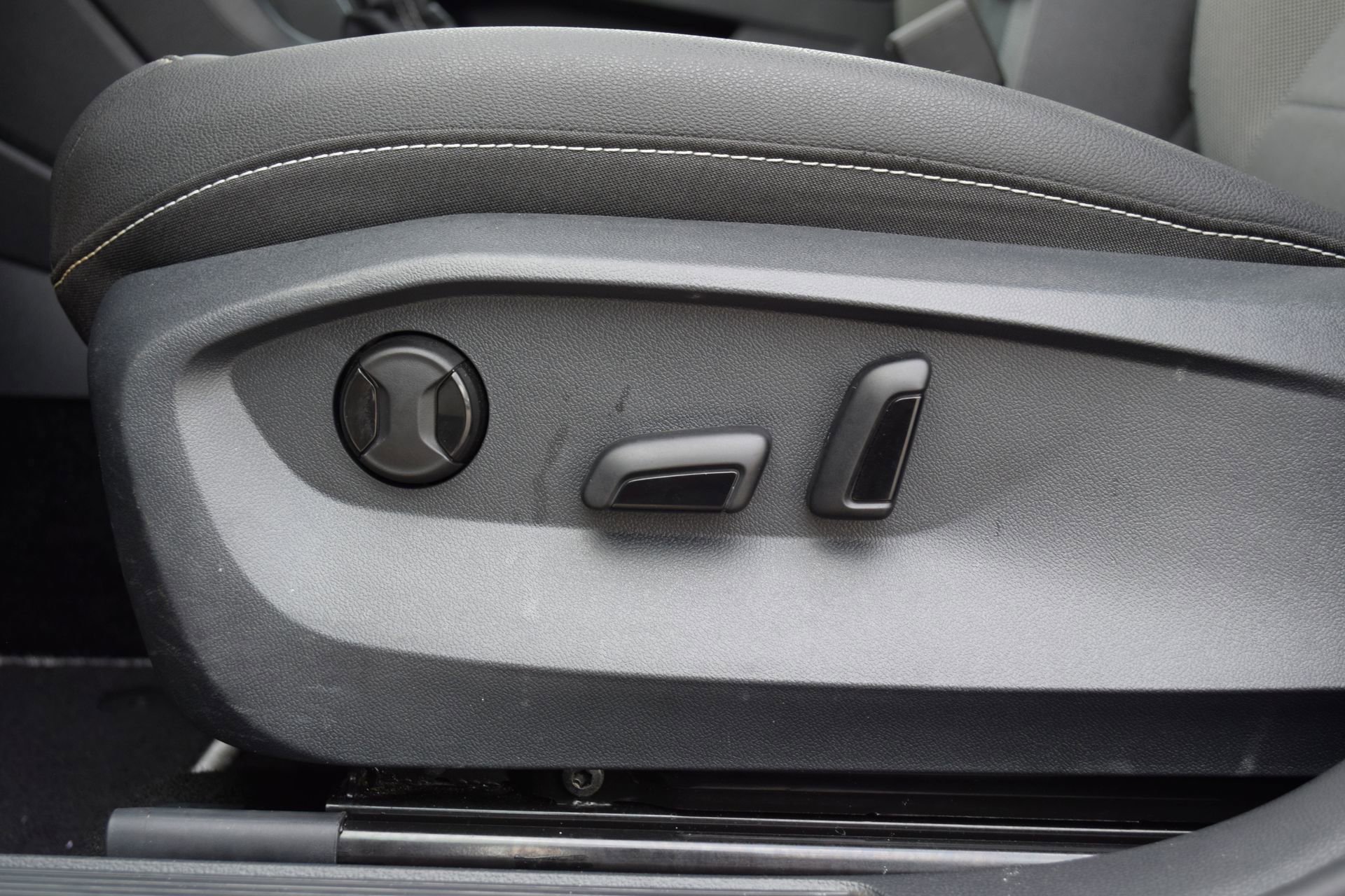 Used 2024 Volkswagen Taos SE w/ Panoramic Sunroof Package FWD image 16