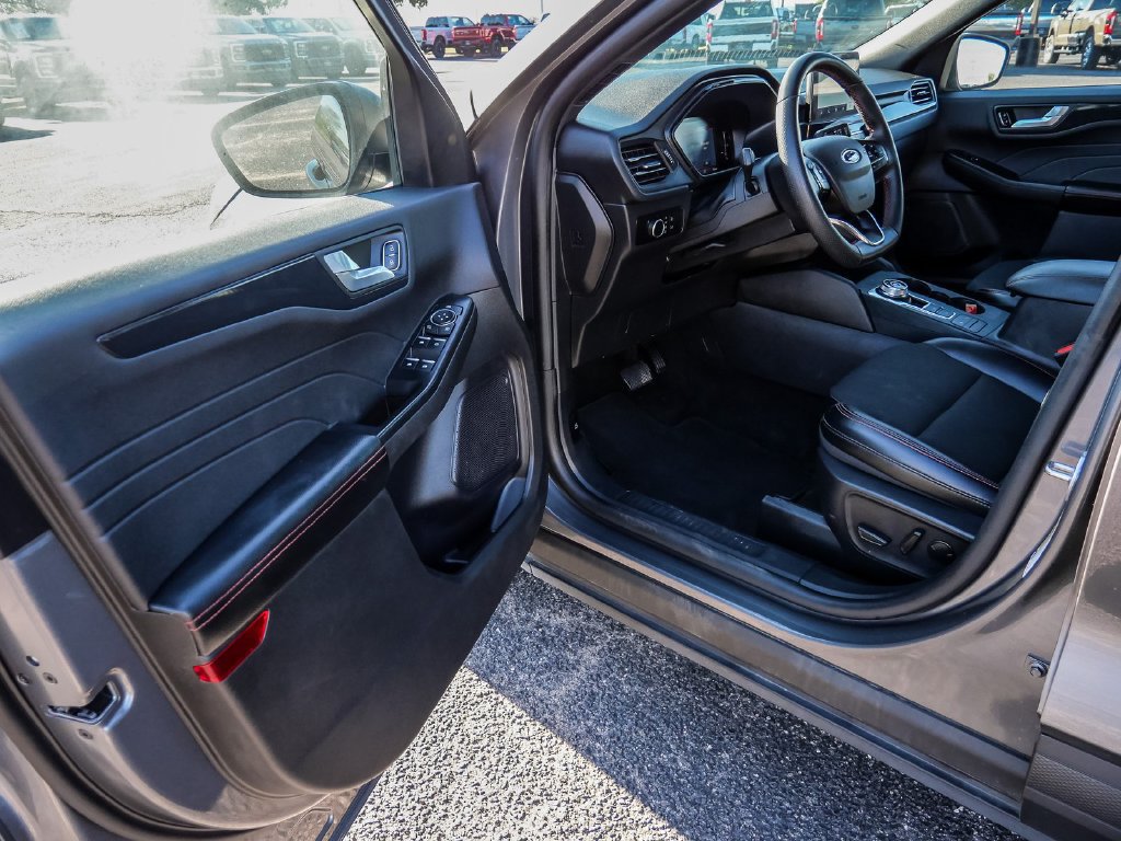 Certified 2025 Ford Escape ST-Line FWD image 30