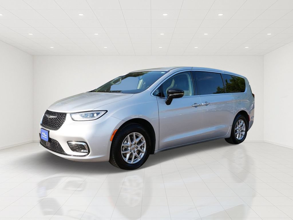 Used 2024 Chrysler Pacifica Touring-L FWD image 2