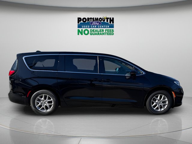 Used 2024 Chrysler Pacifica Touring-L FWD image 5