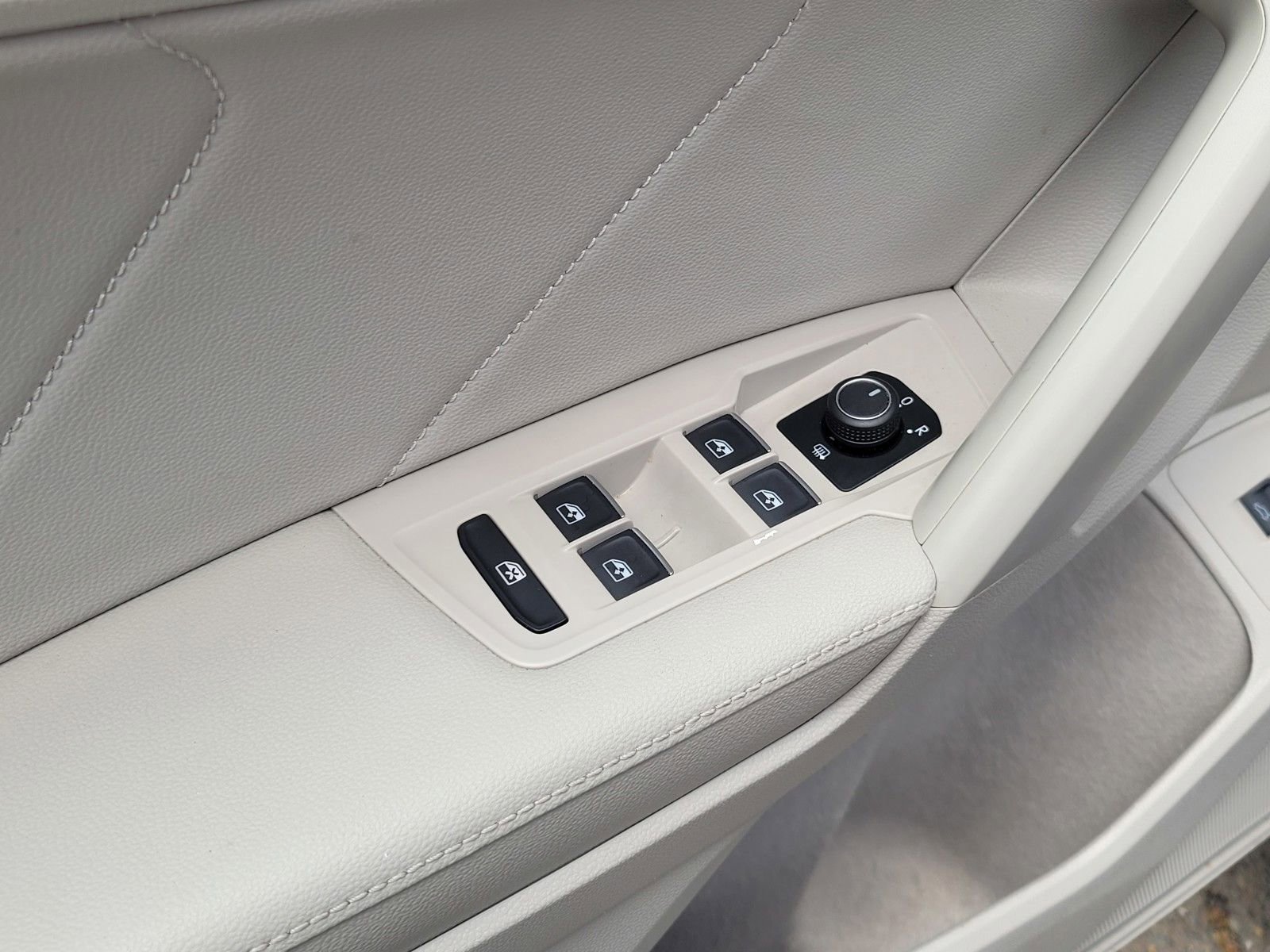 Used 2022 Volkswagen Tiguan SE FWD image 17