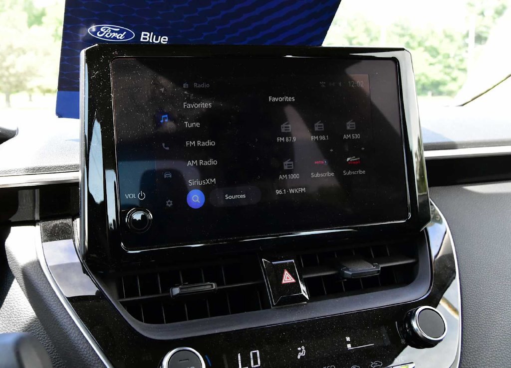 Used 2023 Toyota Corolla LE FWD image 19