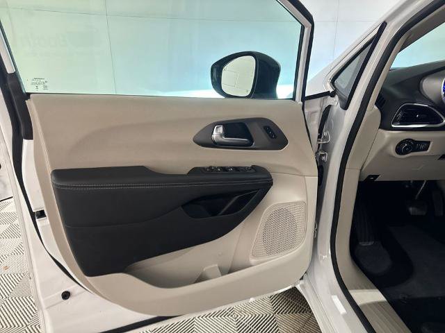 Used 2024 Chrysler Pacifica Touring-L FWD image 15