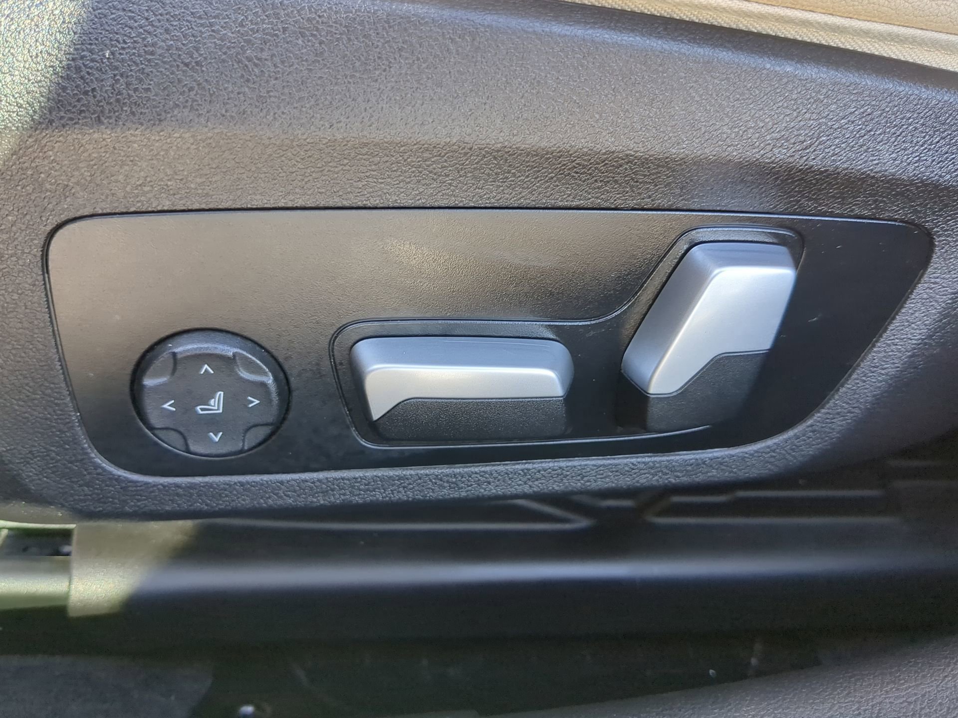 Used 2023 BMW 330i Sedan w/ Driving Assistance Package image 48