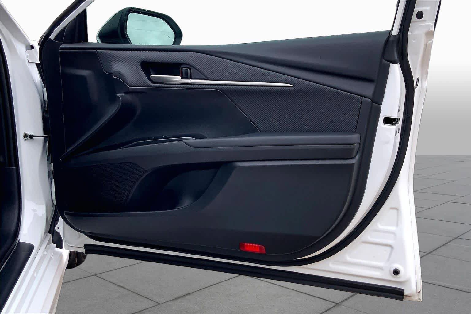 Used 2025 Toyota Camry SE w/ Convenience Package FWD image 23