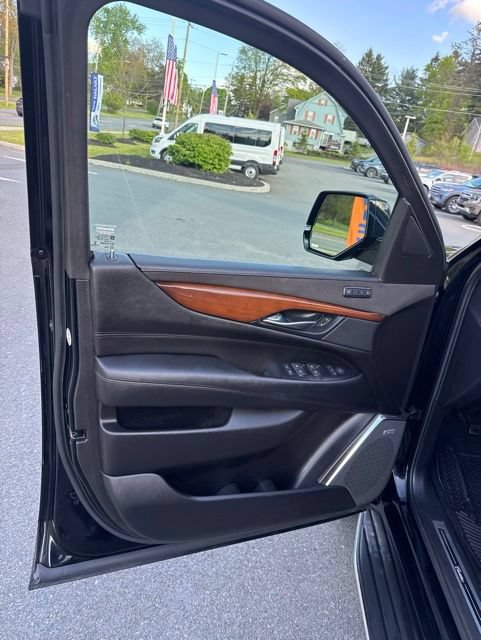 Used 2018 Cadillac Escalade Luxury AWD/4WD image 18