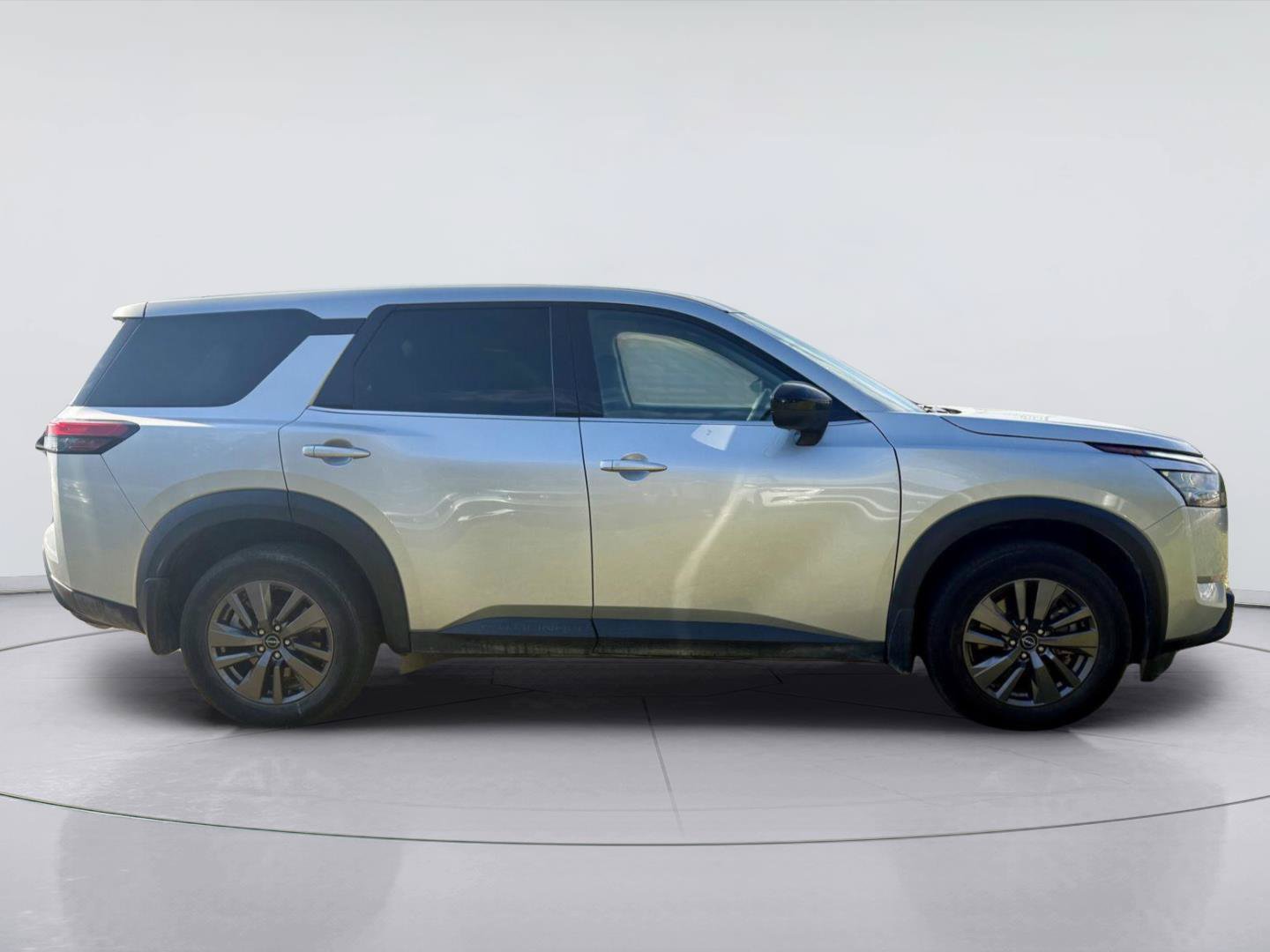 Used 2023 Nissan Pathfinder S AWD/4WD image 2