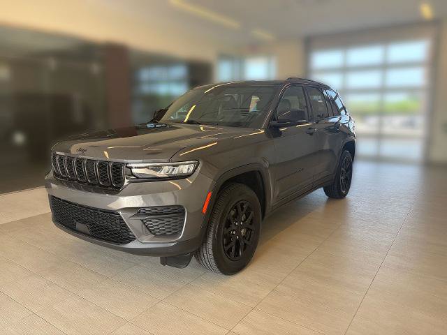 Used 2024 Jeep Grand Cherokee Altitude AWD/4WD image 4