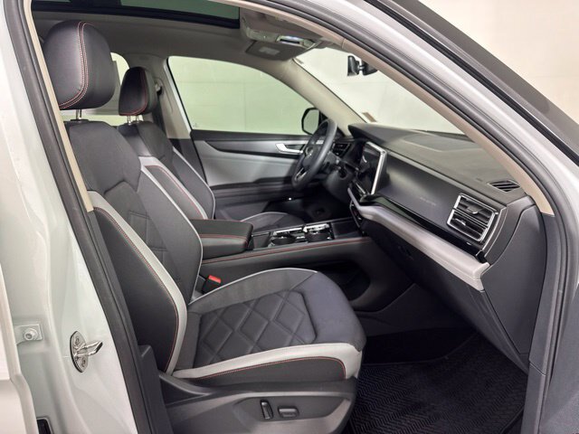 Used 2024 Volkswagen Atlas Peak Edition SEL AWD/4WD image 3