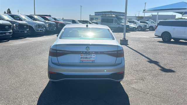 Used 2025 Volkswagen Jetta SE FWD image 4