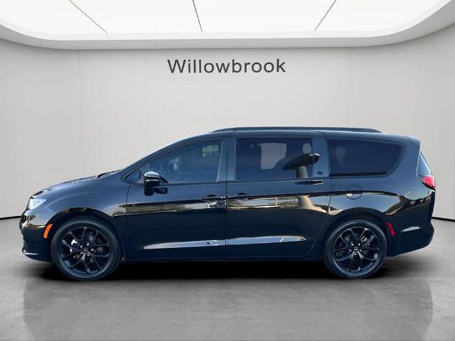 Used 2025 Chrysler Pacifica Limited FWD image 2
